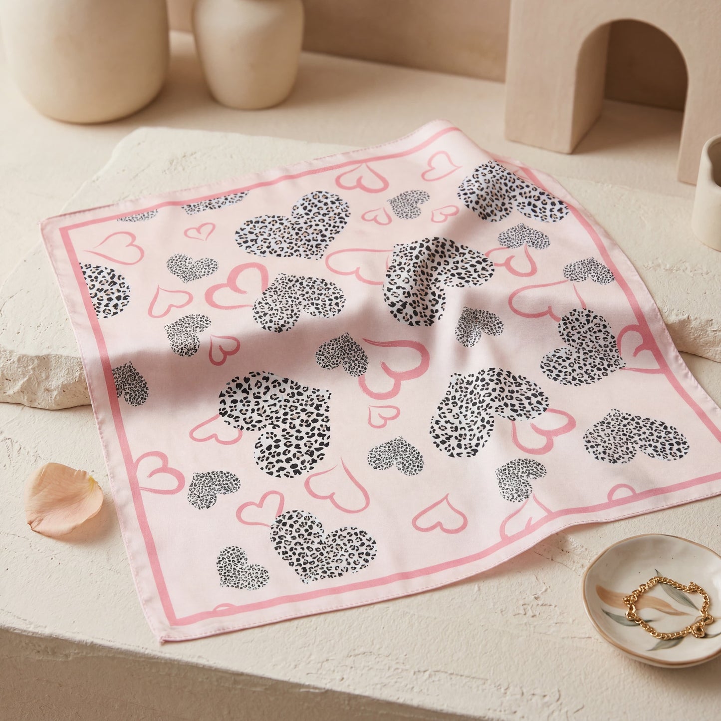 Foulard CARRE rose à cœurs léopard