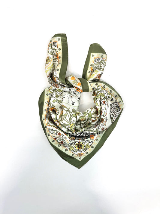 Foulard CARRE vert motifs bandana