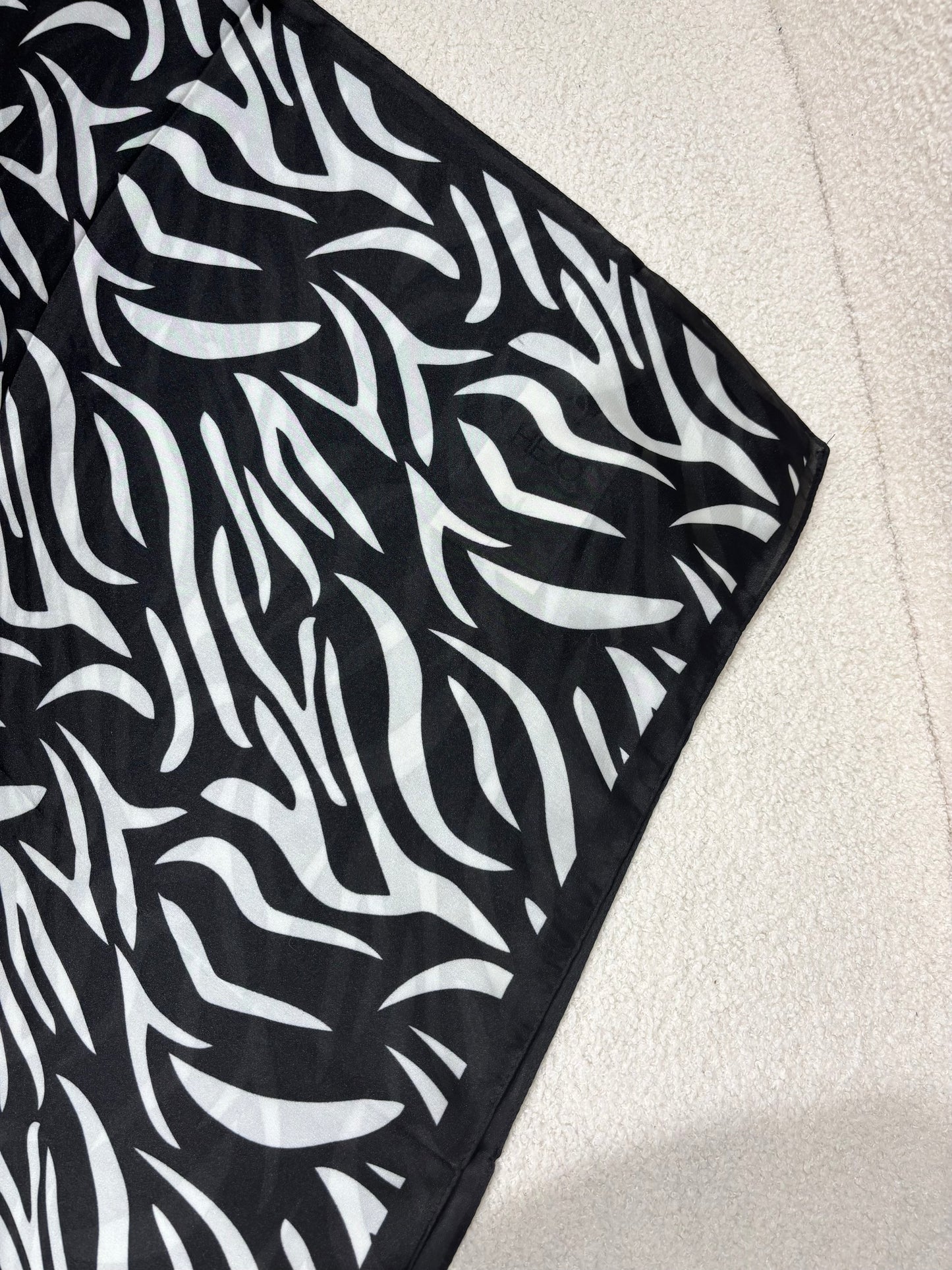 Foulard CARRE noir à motifs zèbre