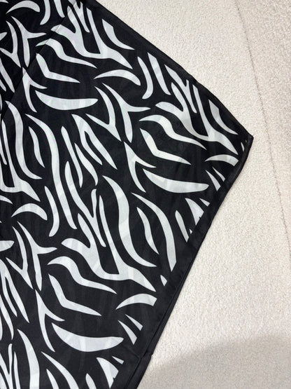 Foulard CARRE noir à motifs zèbre