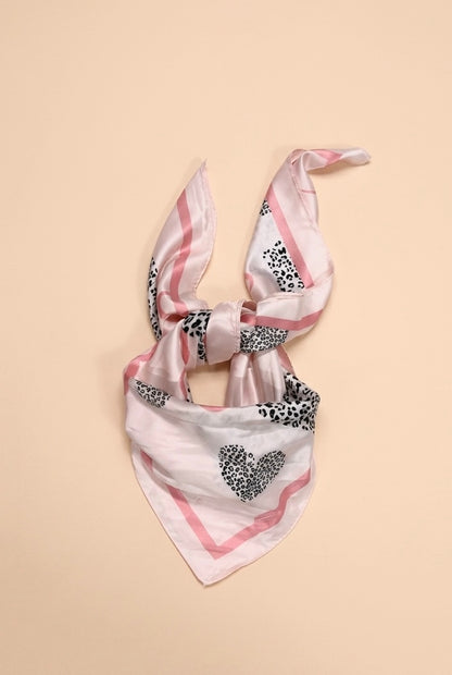Foulard CARRE rose à cœurs léopard