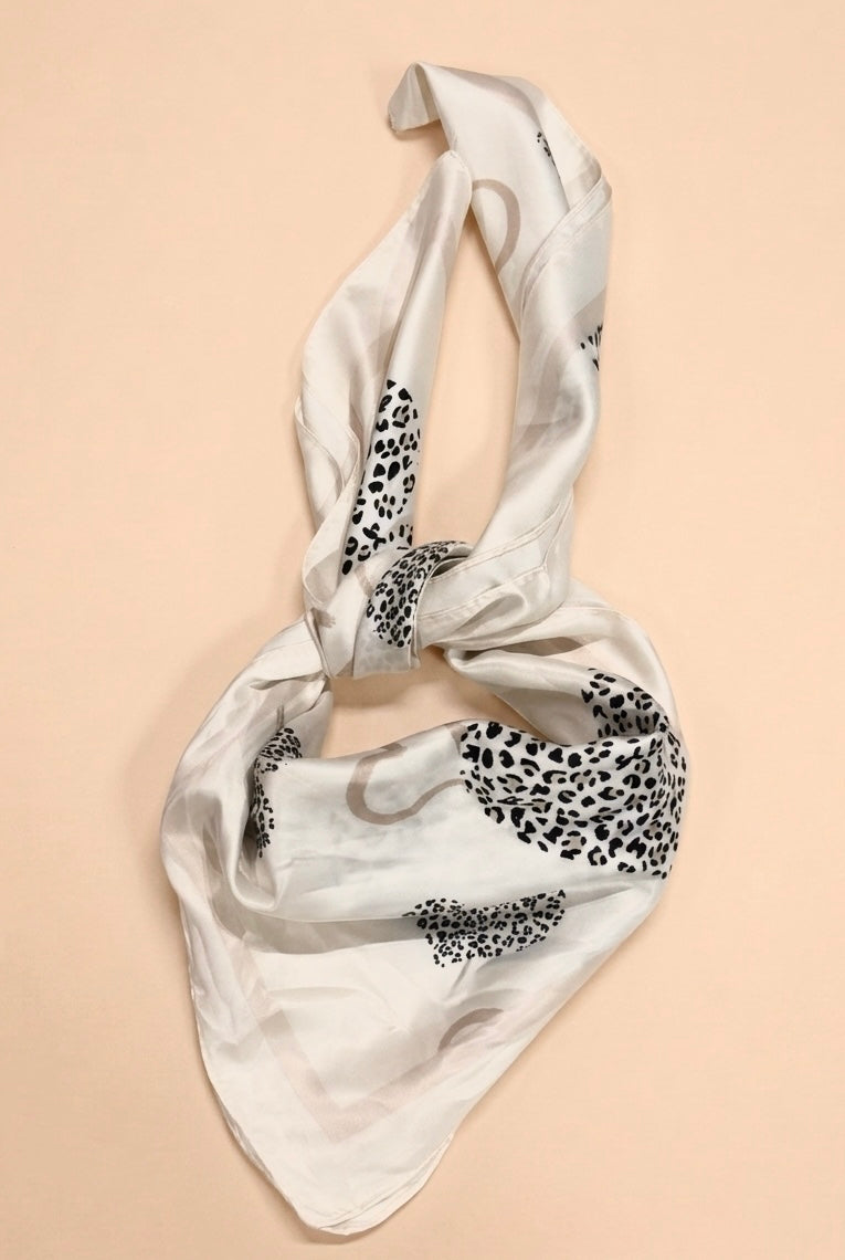 Foulard CARRE écru cœurs léopard