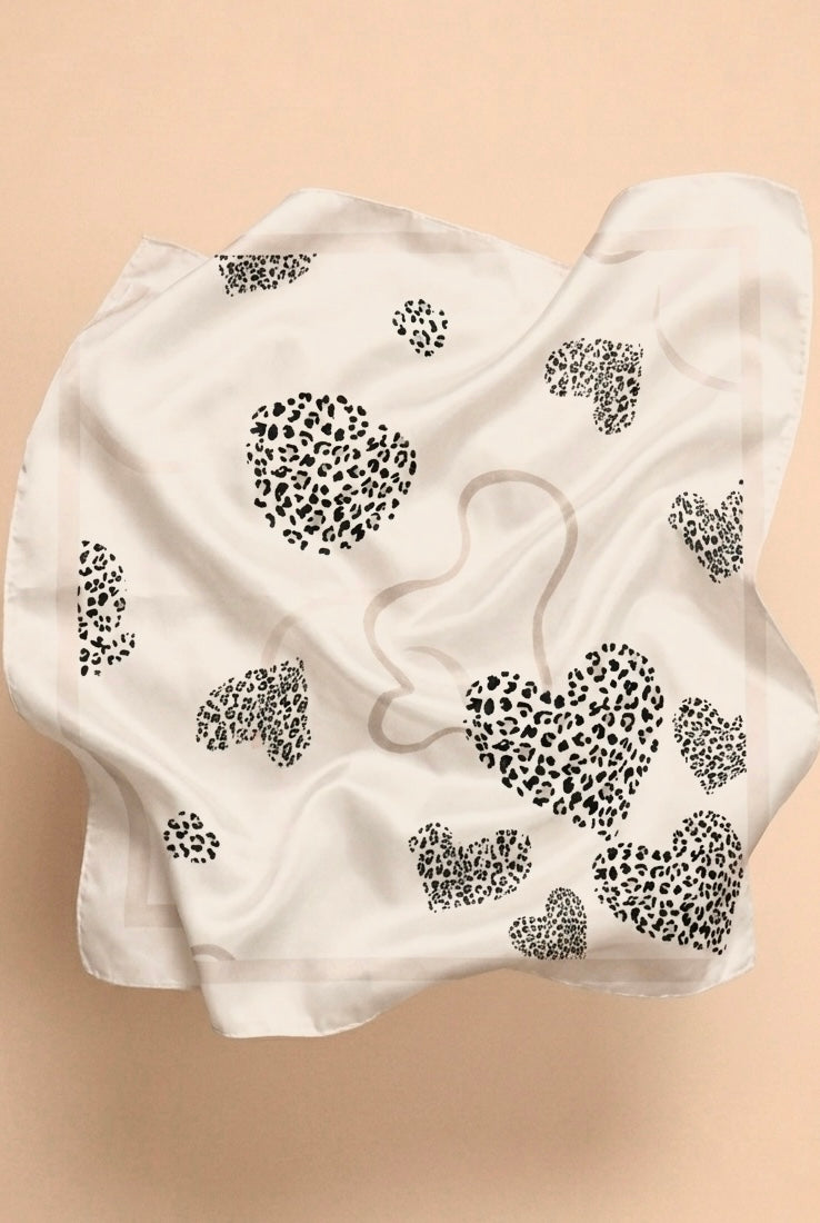 Foulard CARRE écru cœurs léopard