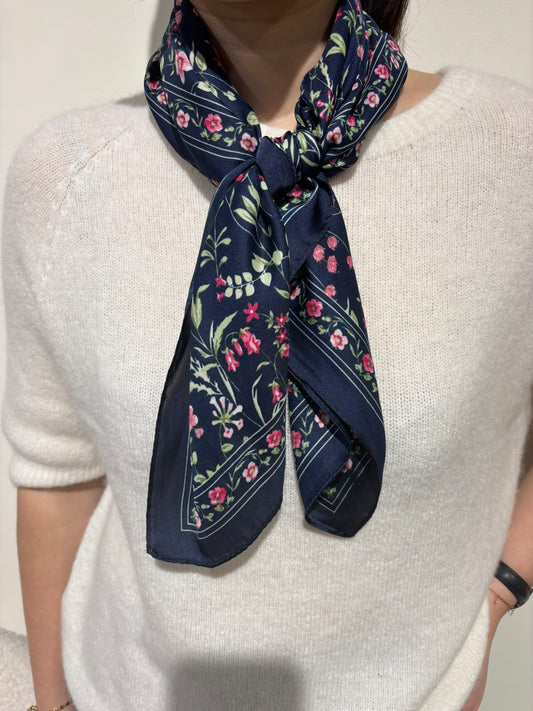 Foulard CARRE motifs liberty bleu