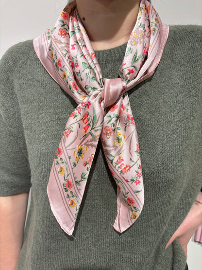 Foulard CARRE motifs liberty rose
