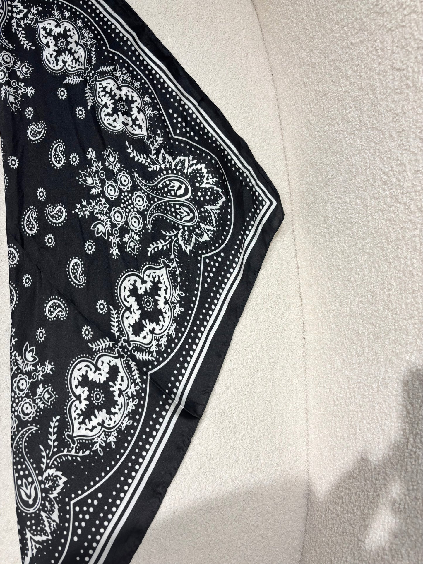 Foulard CARRE noir à motifs bandana