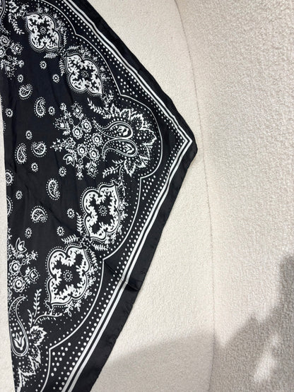 Foulard CARRE noir à motifs bandana