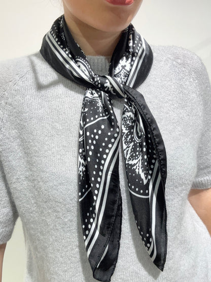 Foulard CARRE noir à motifs bandana