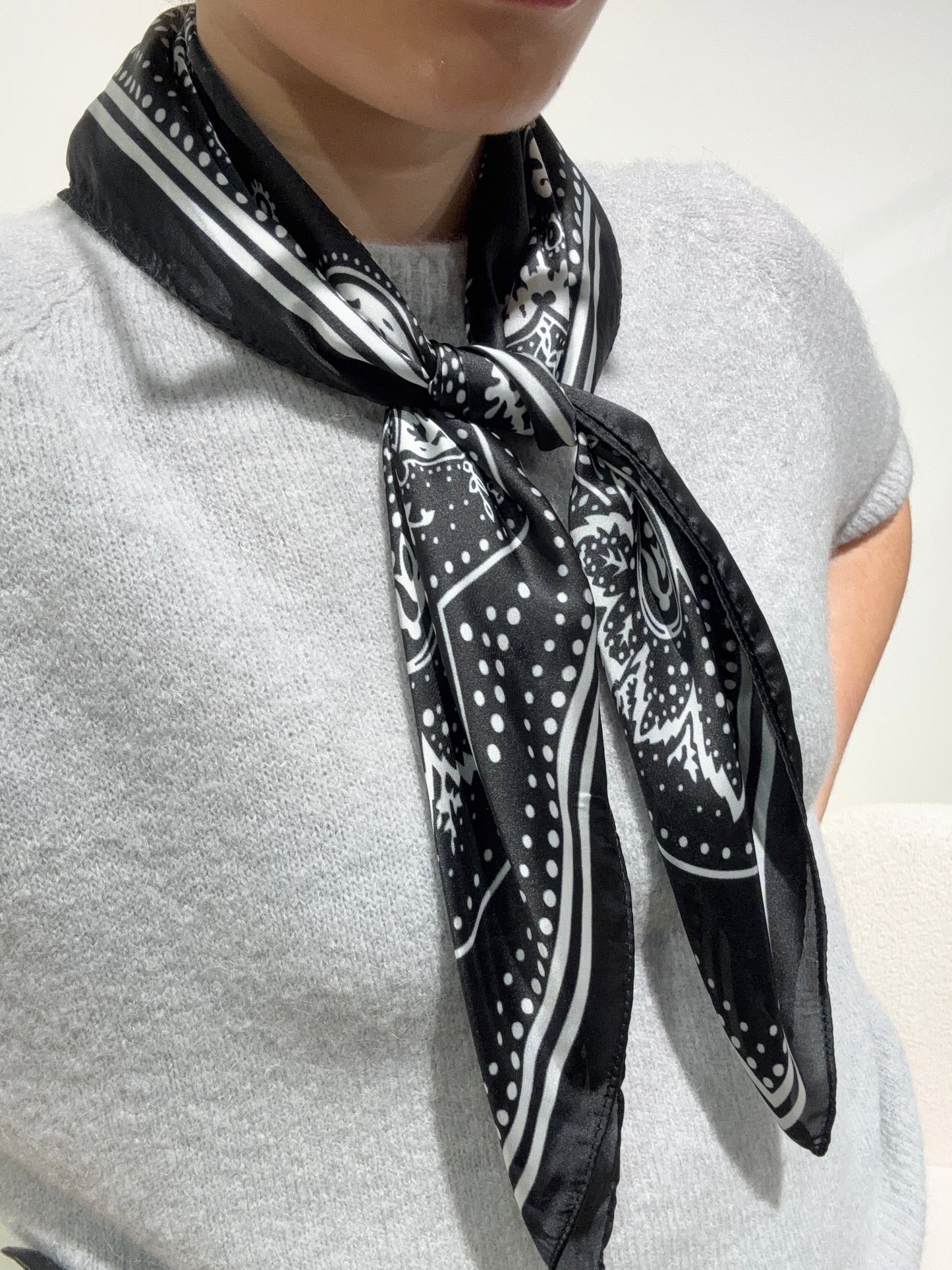 Foulard CARRE noir à motifs bandana