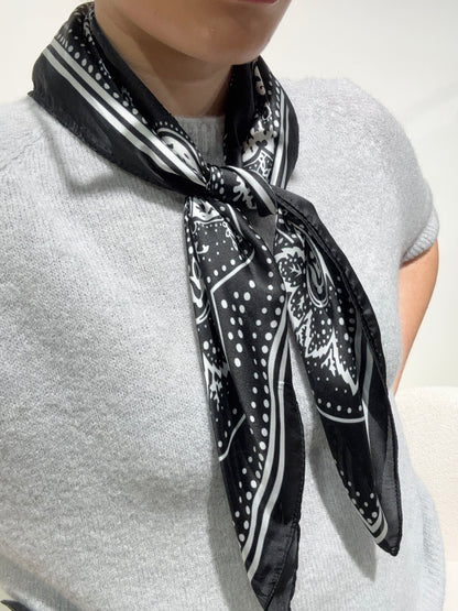 Foulard CARRE noir à motifs bandana