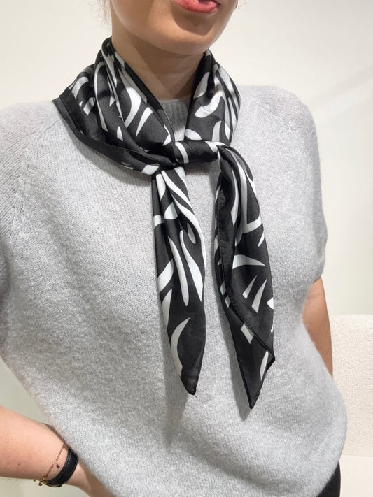 Foulard CARRE noir à motifs zèbre