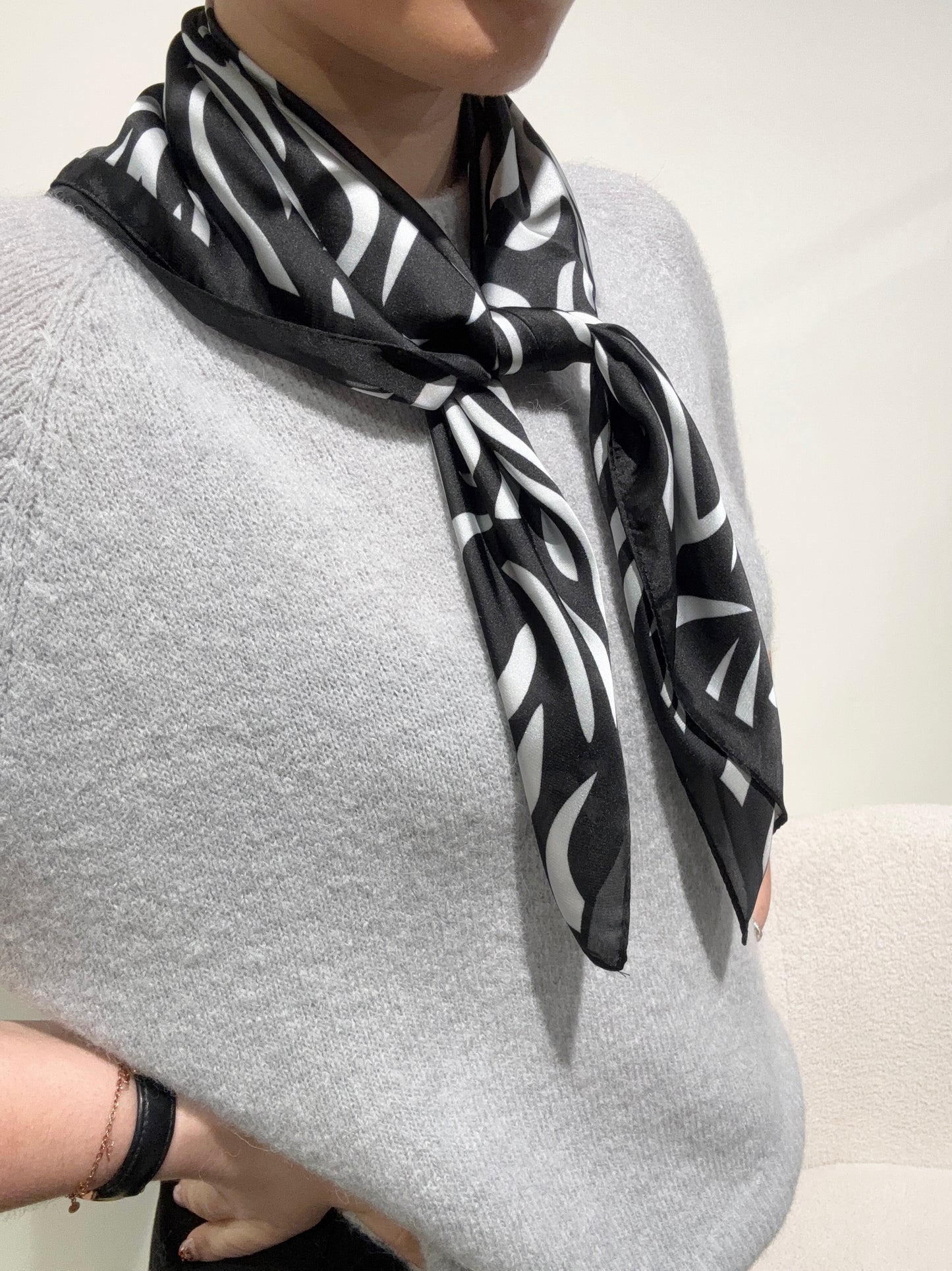 Foulard CARRE noir à motifs zèbre