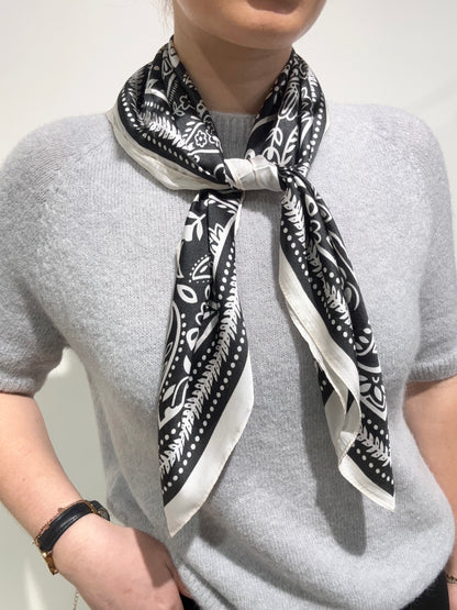 Foulard CARRE noir à motifs