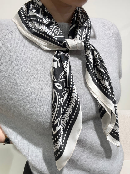 Foulard CARRE noir à motifs