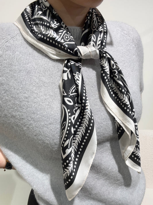 Foulard CARRE noir à motifs
