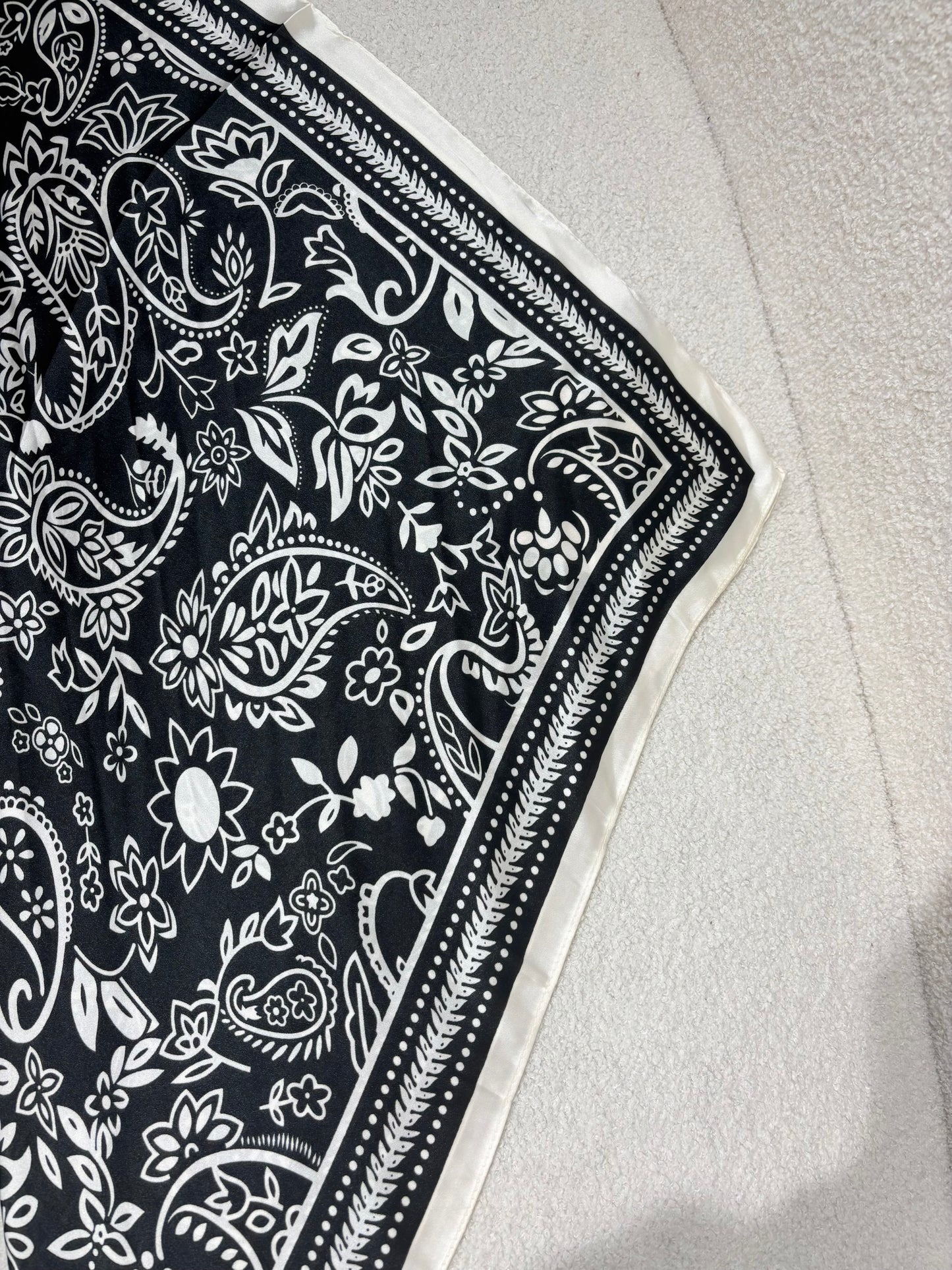 Foulard CARRE noir à motifs