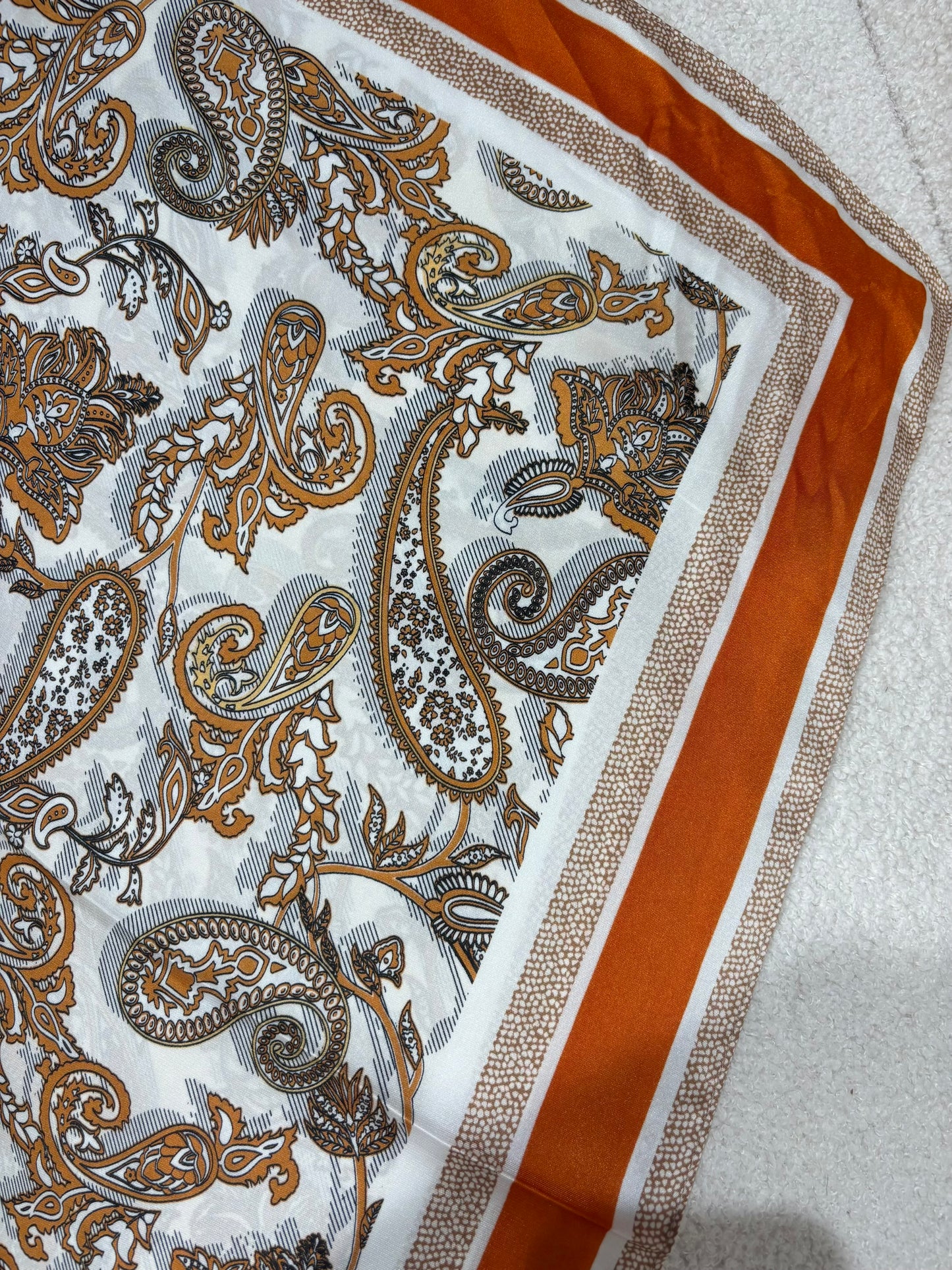 Foulard CARRE orange à motifs