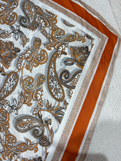 Foulard CARRE orange à motifs