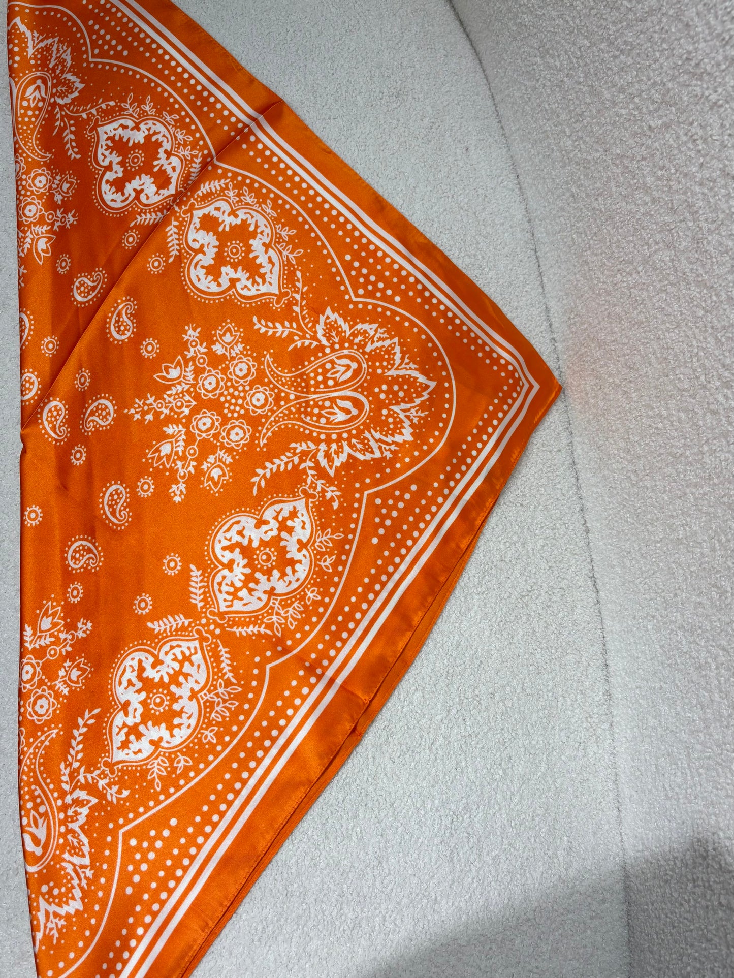 Foulard CARRE orange à motifs bandana