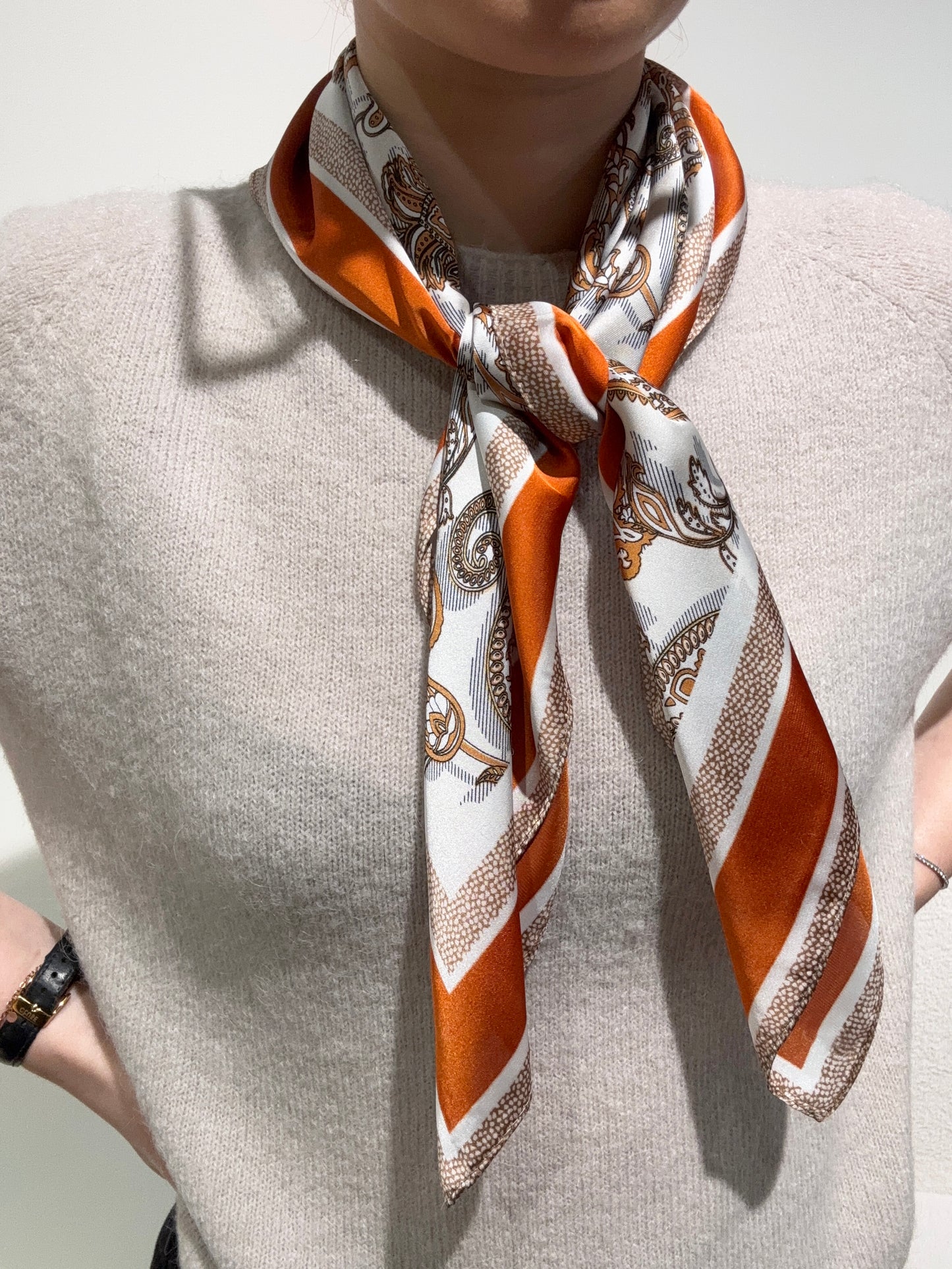 Foulard CARRE orange à motifs