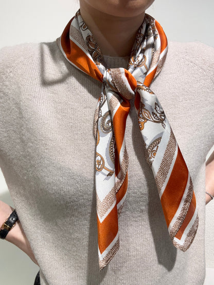 Foulard CARRE orange à motifs
