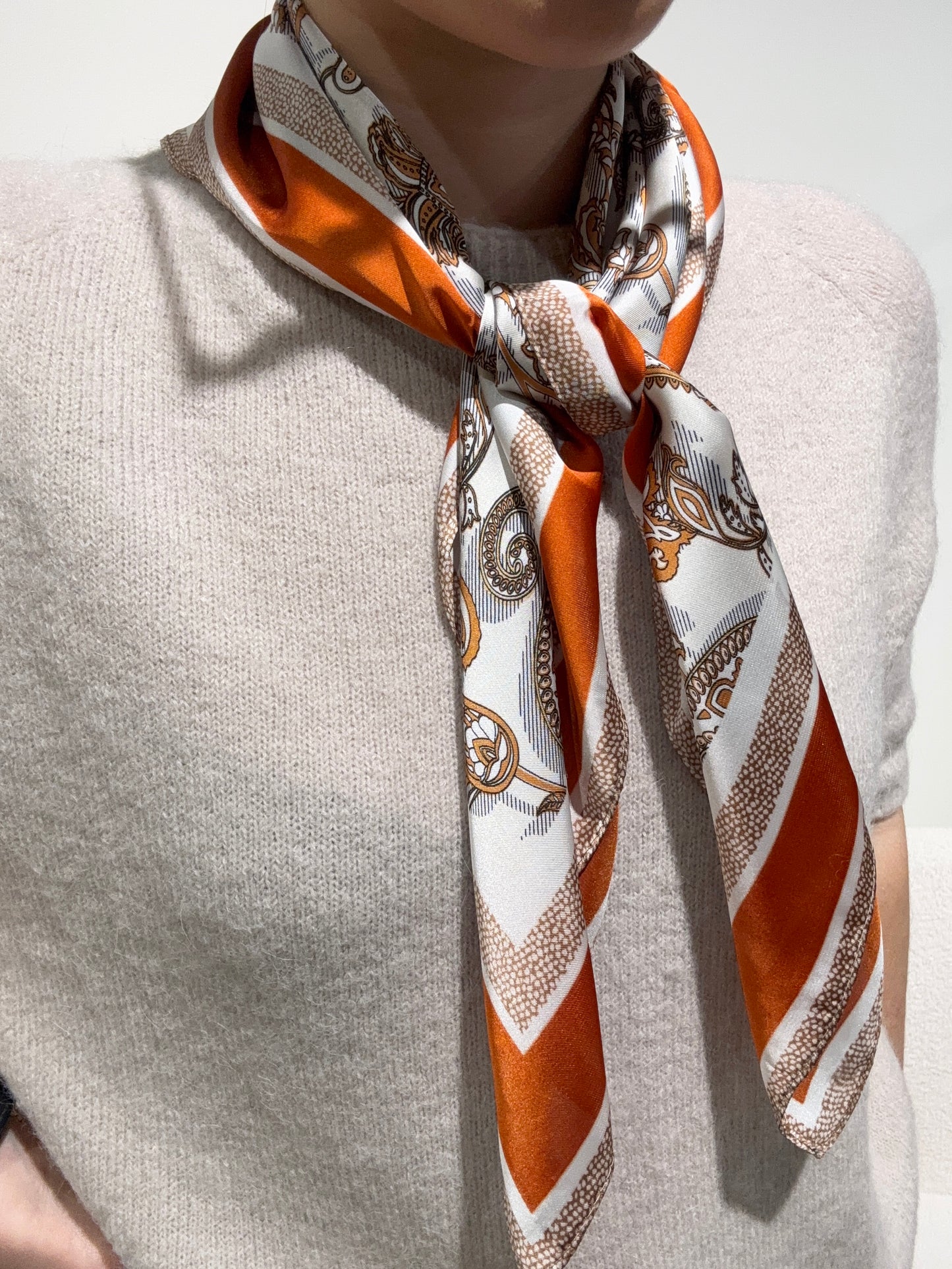 Foulard CARRE orange à motifs
